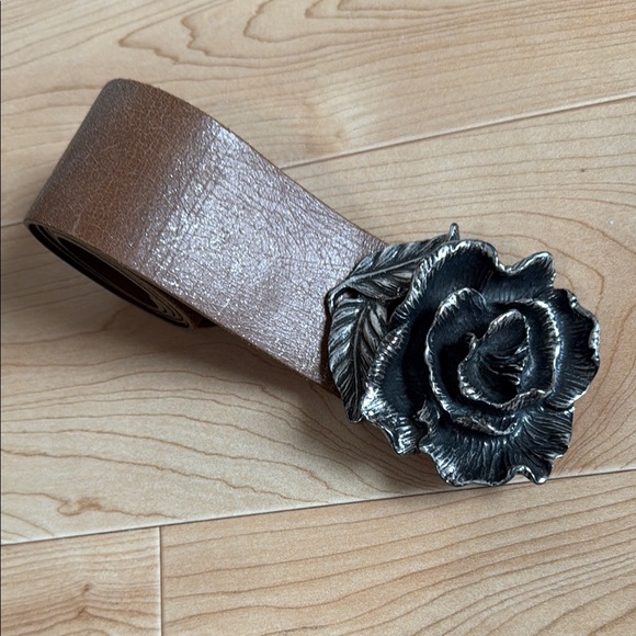 BCBG MaxAzria Brown Shimmer Belt with Silver Rose Buckle - Picture 1 of 7